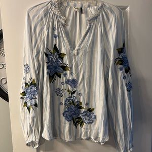 Anthropologie Akemi + Kin embroider v neck hobo pleasant top size XS